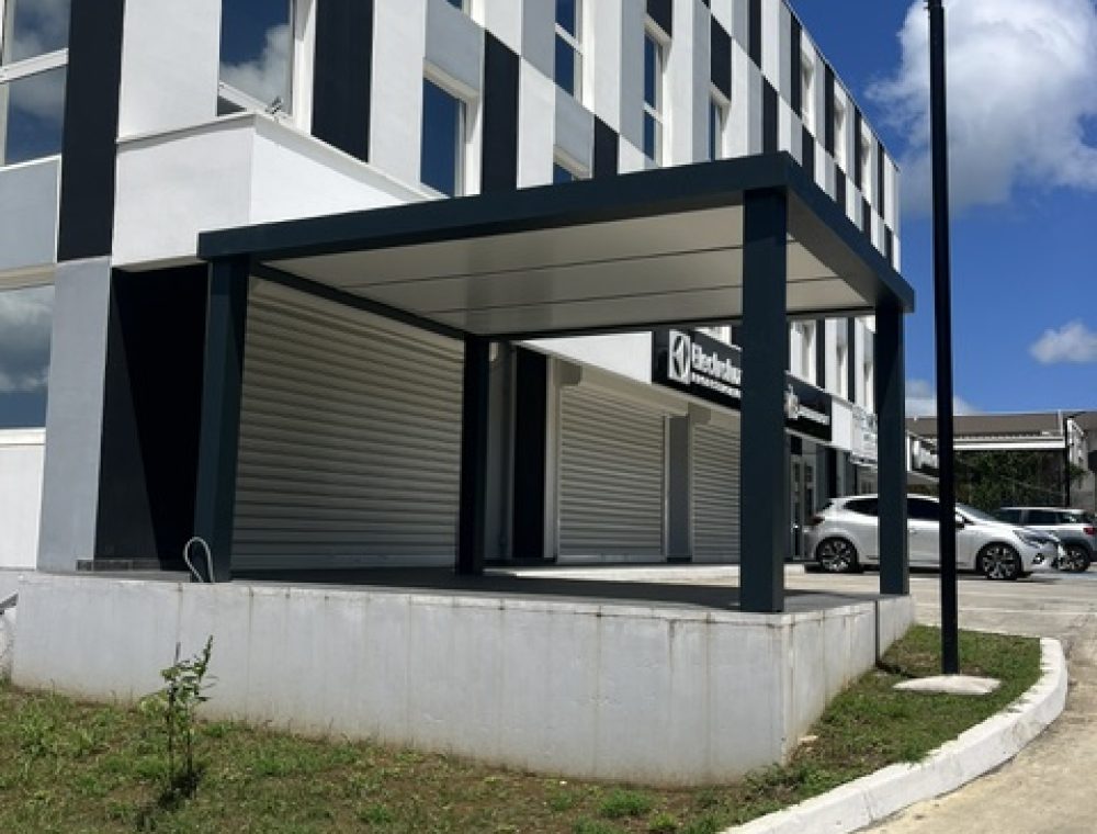 Avancée de terrasse aluminium gris anthracite avec toiture Thermotop