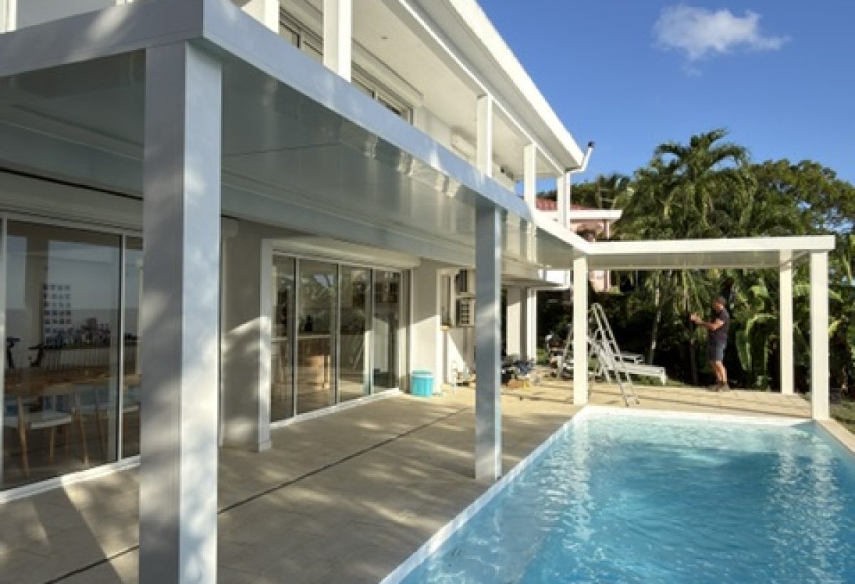 Avancée de terrasse et pergola aluminium sur une villa en Guyane