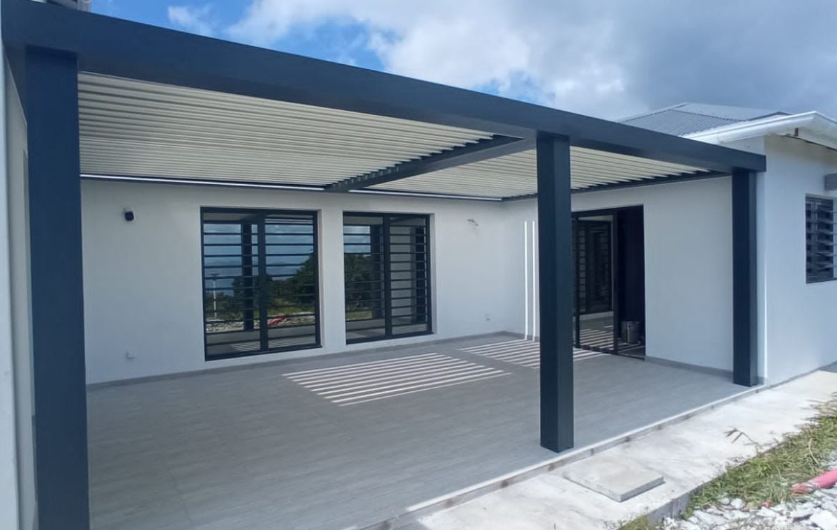 Pergola bioclimatique aluminium à lames orientables motorisées